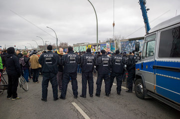 Berlin  Deutschland  Polizeiaufkommen an der East Side Gallery