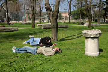 Istanbul  Tuerkei  Studenten bei einer Pause auf dem Campus der Universitaet Istanbul