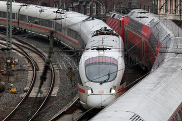 Hamburg  Deutschland  ICE und Regionalzug der Deutschen Bahn