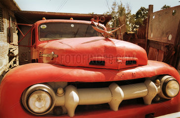 Santiago de Cuba  Kuba  roter Ford Truck