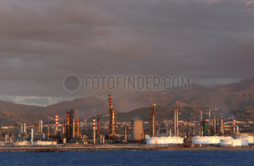 Milazzo  Italien  Oelraffinerie am Hafen