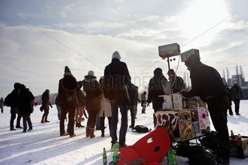 Berlin  Deutschland  Menschen tanzen auf dem zugefrorenen Rummelsburger See