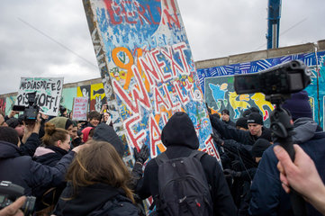 Berlin  Deutschland  Demonstranten mit einem Mauersegment aus Pappmaschee