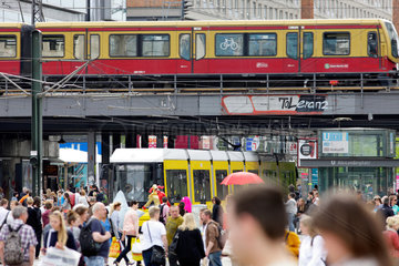 Berlin  Deutschland  Schienenverkehr und Passanten auf dem Alexanderplatz