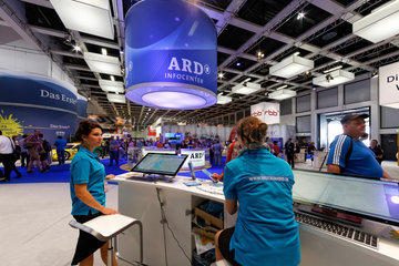 Berlin  Deutschland  Besucher am Stand von ARD auf der IFA 2014