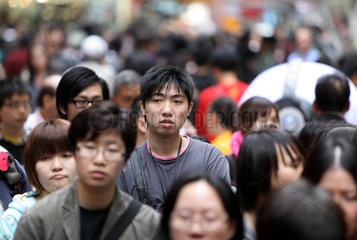 Hong Kong  China  Menschenmenge auf der Strasse