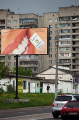 Lemberg  Ukraine  Werbeplakat fuer eine private Zahnklinik