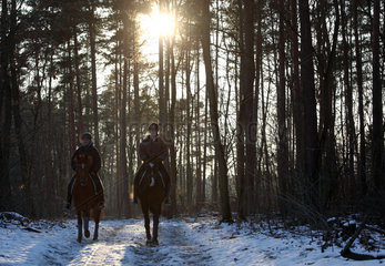 Berlin  Deutschland  Maedchen machen im Winter einen Ausritt im Wald