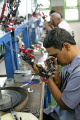Floreal  Mauritius  Mitarbeiter beim Diamantschleifen in einer Diamantschleiferei