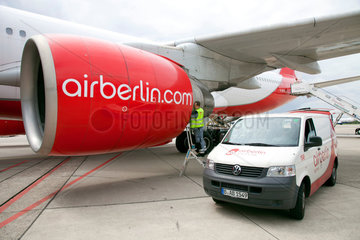 Duesseldorf  Deutschland  ein airberlin Flugzeug steht am Gate und wird gewartet