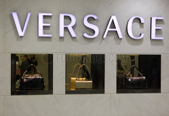 Hong Kong  China  Schaufenster von Versace