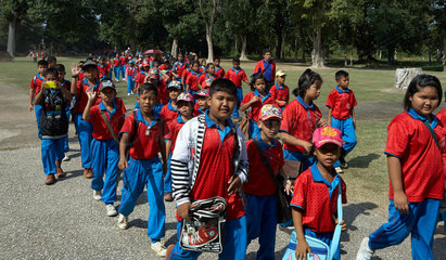 Sukhothai  Thailand  Ausflug einer Schule in den Geschichtspark Sukhothai