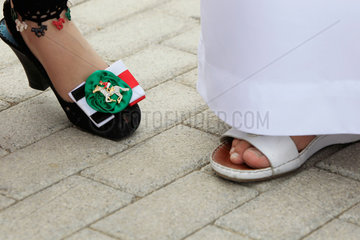 Dubai  Vereinigte Arabische Emirate  Schuh einer Frau und Sandale eines Mannes