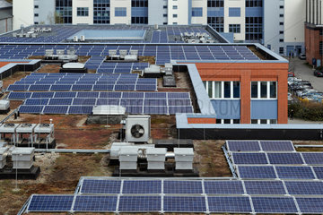 Berlin  Deutschland  Photovoltaikanlage auf dem Dach des GSG-Gewerbehofs