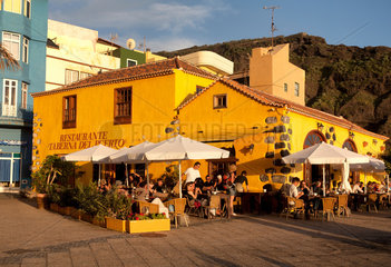 Puerto de Tazacorte  Spanien  das Restaurante Taberna El Puerto in der Abendsonne