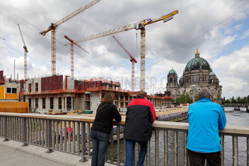 Berlin  Deutschland  Passanten schauen auf die Bauarbeiten auf der Baustelle Berliner Schloss
