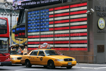 New York  USA  Taxi und die Nationalfarben der USA am Times Square