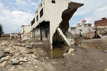 Mingora  Pakistan  Zerstoertes Haus am Ufer des River Swat