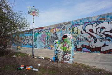 Berlin  Deutschland  mit Graffiti bespruehte Hinterlandmauer
