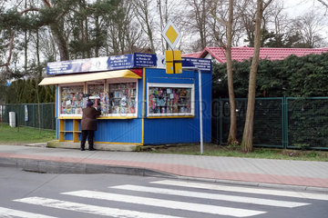 Kolberg  Polen  Frau steht an einem Zeitungskiosk