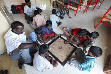 Chennai  Indien  Jungen im Waisenheim spielen das Brettspiel Carrom