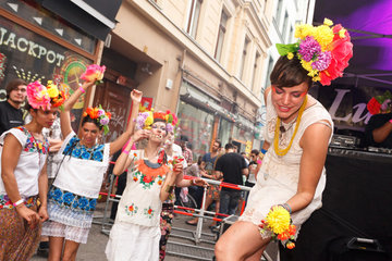 Berlin  Deutschland  tanzende Besucher auf dem MyFest in Kreuzberg
