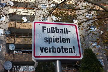 Berlin  Deutschland  Schild vor einem Wohnhaus: Fussballspielen verboten