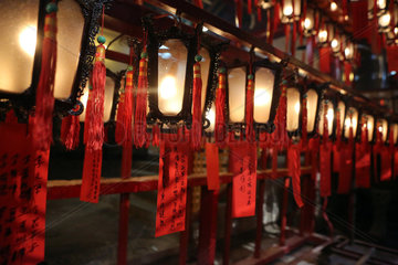 Hong Kong  China  Lampen mit handgeschriebenen Zetteln im Man Mo Tempel