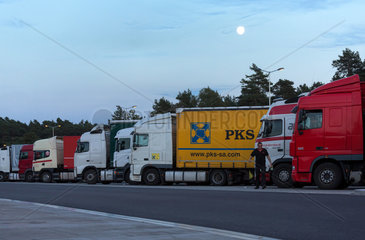 Magdeburg  Deutschland  LKWs auf einem Rasthof an der A2 bei Mondschein