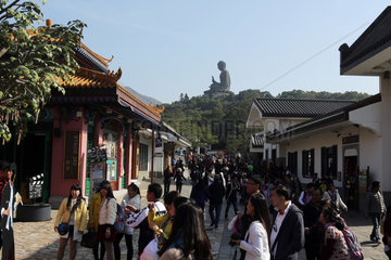 Hong Kong  China  Menschen am Fusse des Tian Tan Buddha auf Lantau Island