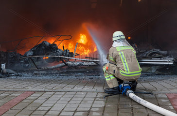Berlin  Deutschland  Feuerwehrmaenner bei Loescharbeiten