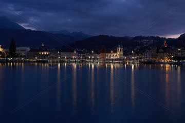 Luzern  Schweiz  Stadtansicht am Abend von Luzern am Vierwaldstaettersee