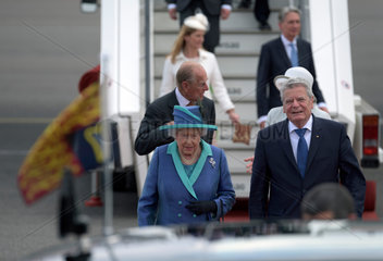 Ankunft von Queen Elisabeth auf dem Flughfen Tegel mit Joachim Gauck.