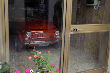 Scansano  Italien  Fiat 500 hinter einer Glasfront