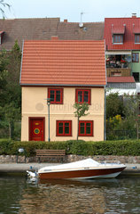 Plau am See  Deutschland  buntes Haus am Fluss Elde