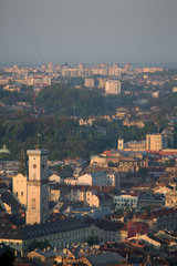 Lemberg  Ukraine  Blick von Wysokyi Samok auf das Rathaus und die Altstadt