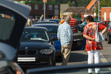 Aurich  Deutschland  Besucher neben einem BMW auf dem ersten Auricher Gebrauchtwagentag