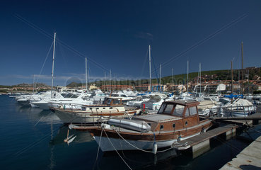 Palau  Italien  Segelboote und Motorjachten liegen im Yachthafen von Palau an der Costa Smeralda auf Sardinien