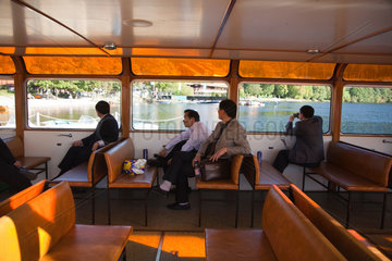 Titisee-Neustadt  Deutschland  asiatische Touristen bei einer Bootsrundfahrt