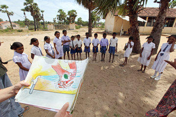Navatkerny  Sri Lanka  Schueler werden im richtigem Umgang mit Wasser zur Hygiene unterrichtet