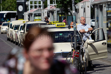 Berlin  Deutschland  Taxifahrer warten auf Kundschaft am Hardenbergplatz