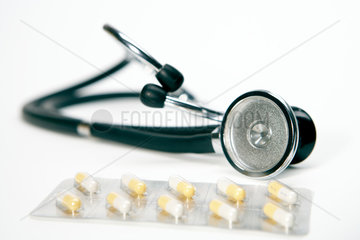 Berlin  Deutschland  Stethoskop und verschweisste Tabletten auf einem weissem Hintergrund