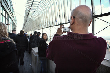 New York City  USA  Tourist fotografiert auf dem Empire State Building aus