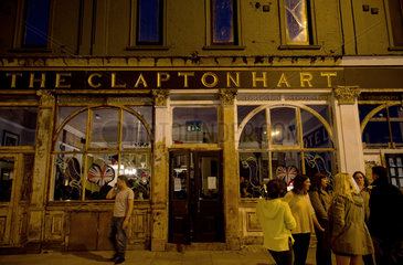 London  Grossbritannien  Menschen vor dem The Clapton Hart  ein Pub  im Stadtteil Hackney