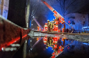 Berlin  Deutschland  Einsatzfahrzeug der Feuerwehr spiegelt sich in einer Pfuetze