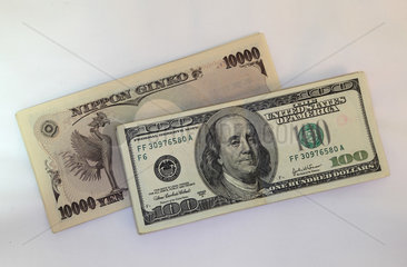 Berlin  Deutschland  10000-Yen-Banknoten und 100-Dollar-Banknoten