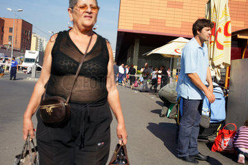 Bukarest  Rumaenien  Frau nach dem Einkauf in einer Markthalle