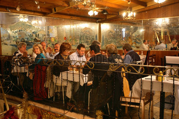 Paris  Frankreich  Menschen im Restaurant Chez Louisette