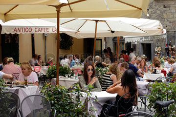 Cortona  Italien  Touristen in einem Stassencafe