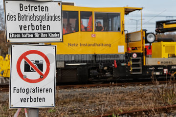 Neuseddin  Deutschland  DB Bahndienstfahrzeug hinter Verbotsschildern